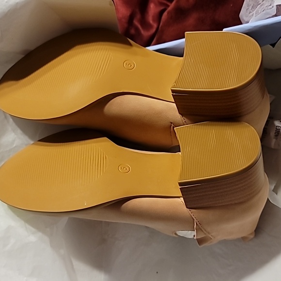 NIB  Ruffle ankle v cut out pointed toe chunky heel dressy western… - Picture 10 of 15